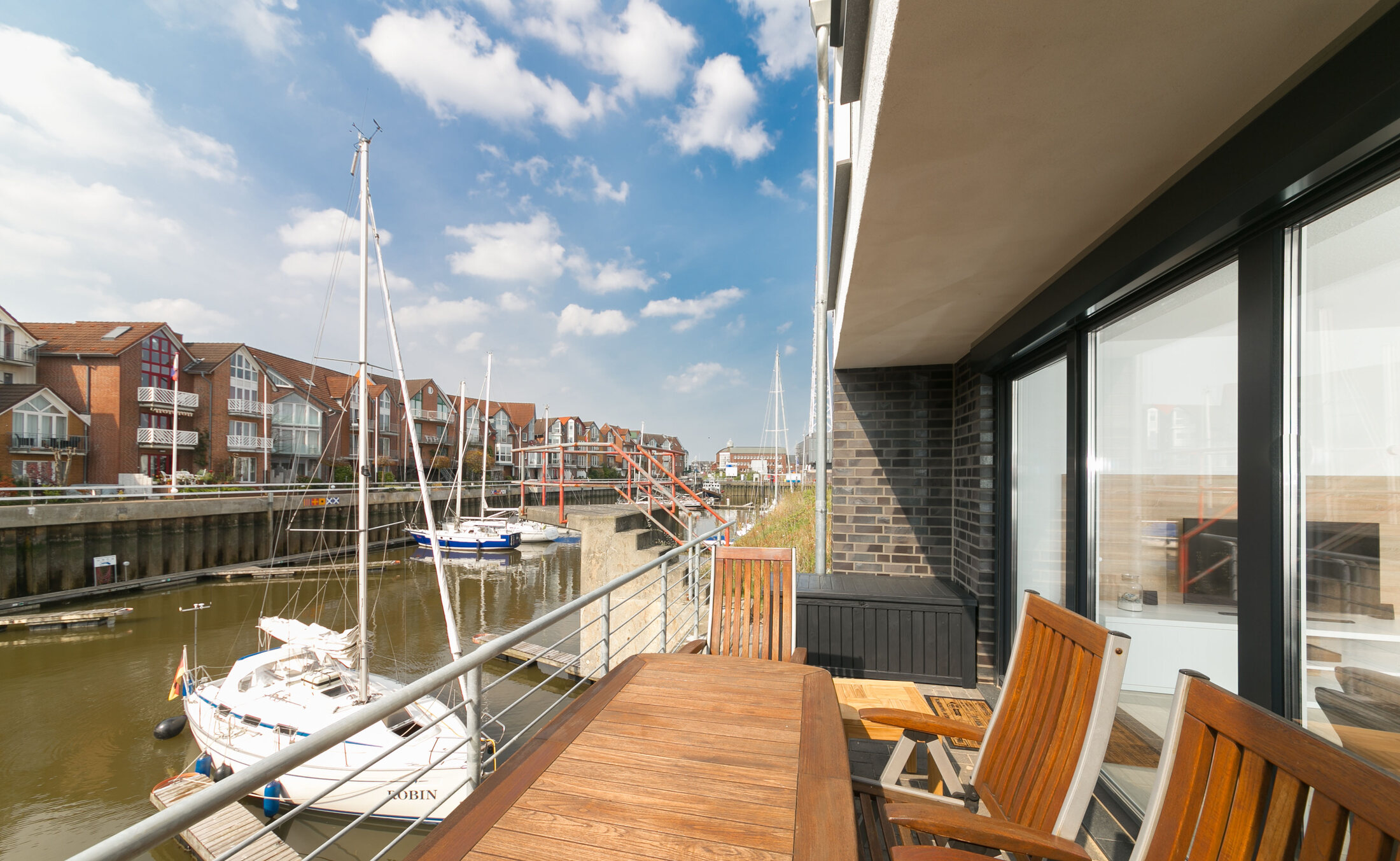 Yachten an den Schwimmstegen der Marina